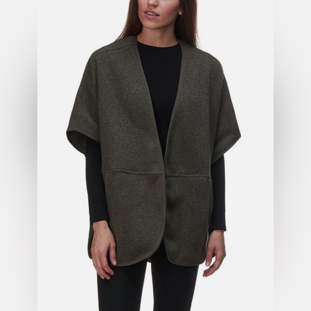 THE NORTH FACE Women’s Crescent Poncho Black Sweater, Size XSmall